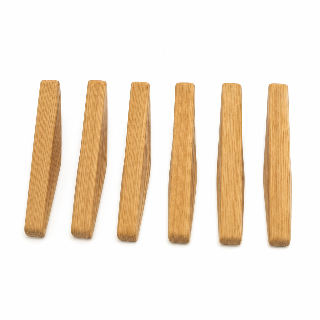 Minimalistische houten wandhaken, set van 6, studiofoto op witte achtergrond