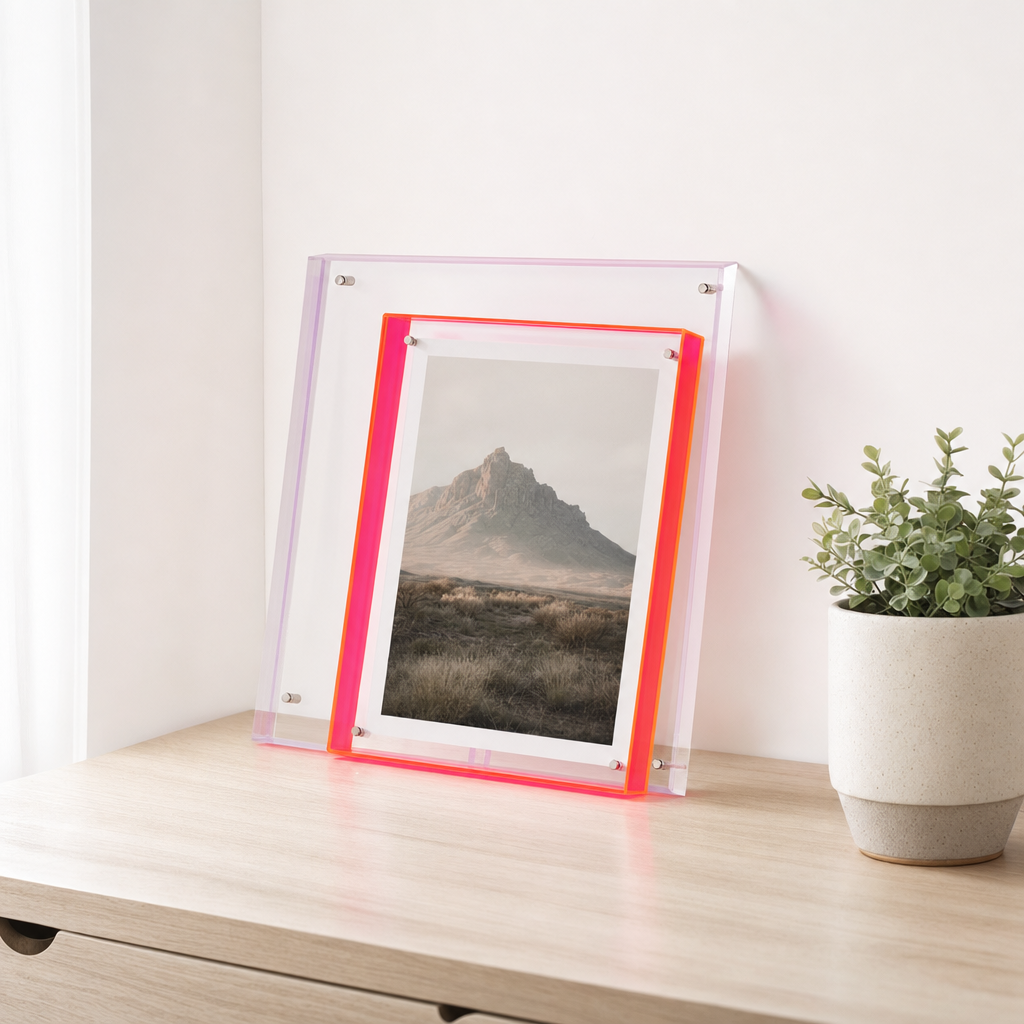 Acryl fotolijst op een bureau naast een plantje