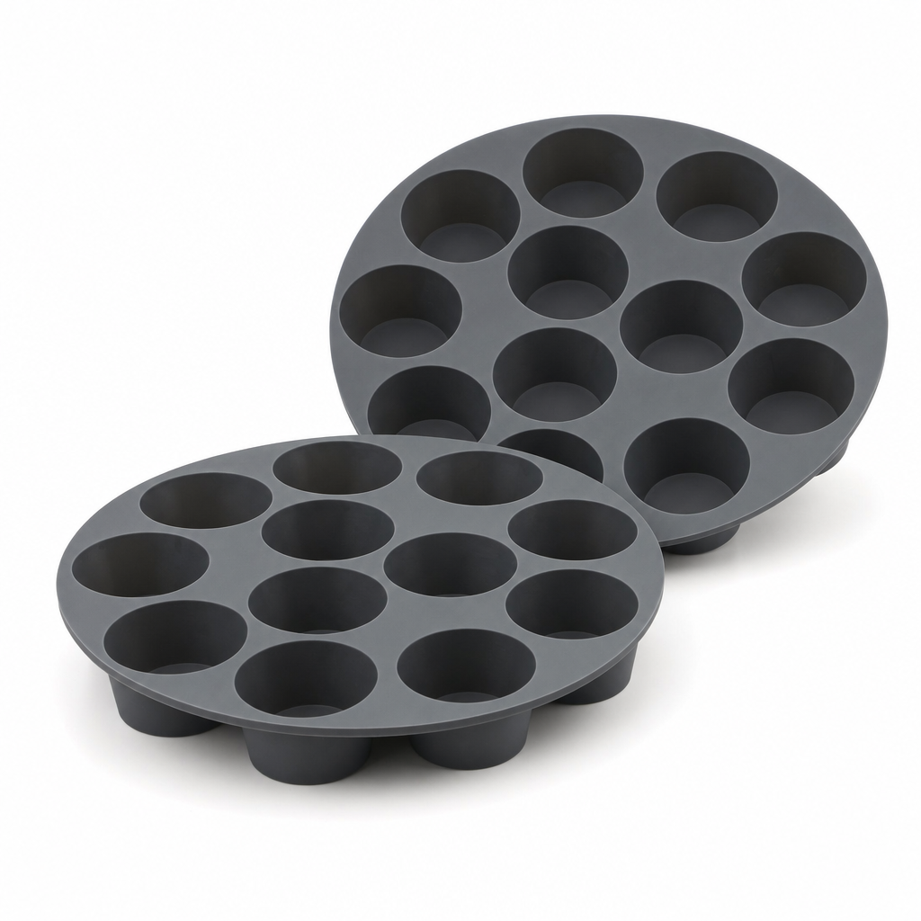 Twee siliconen mini muffinvormen met 12 cups, studiofoto op witte achtergrond