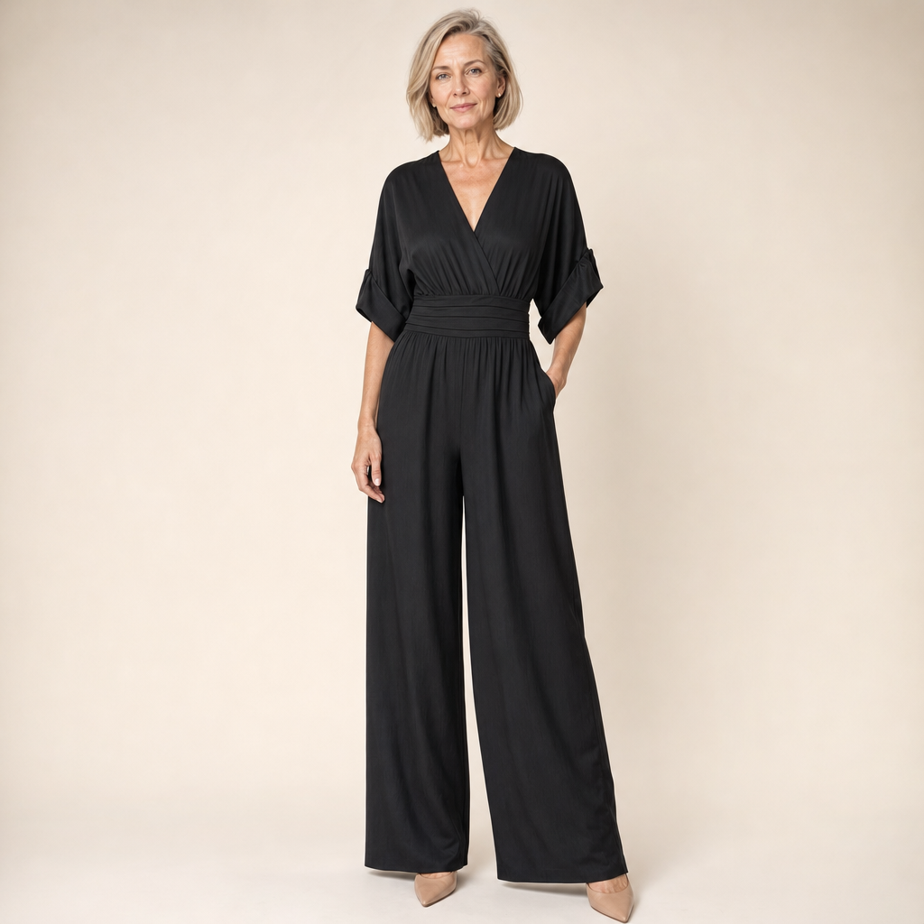 Jumpsuit met wijde pijpen in zwart op model in de studio