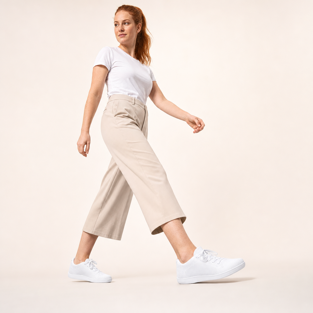 Barefoot sneakers in wit op vrouwelijk model in de studio