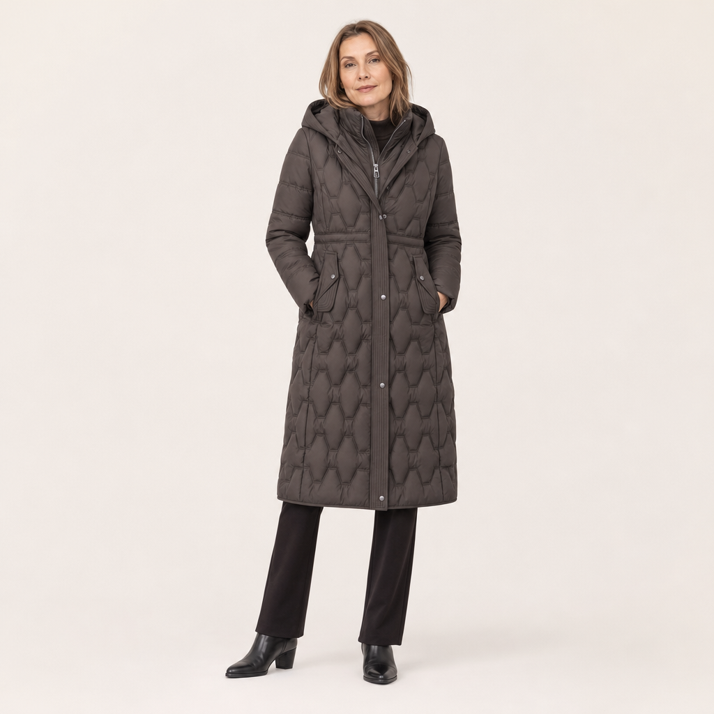 Winterjas in truffelbruin op model in de studio