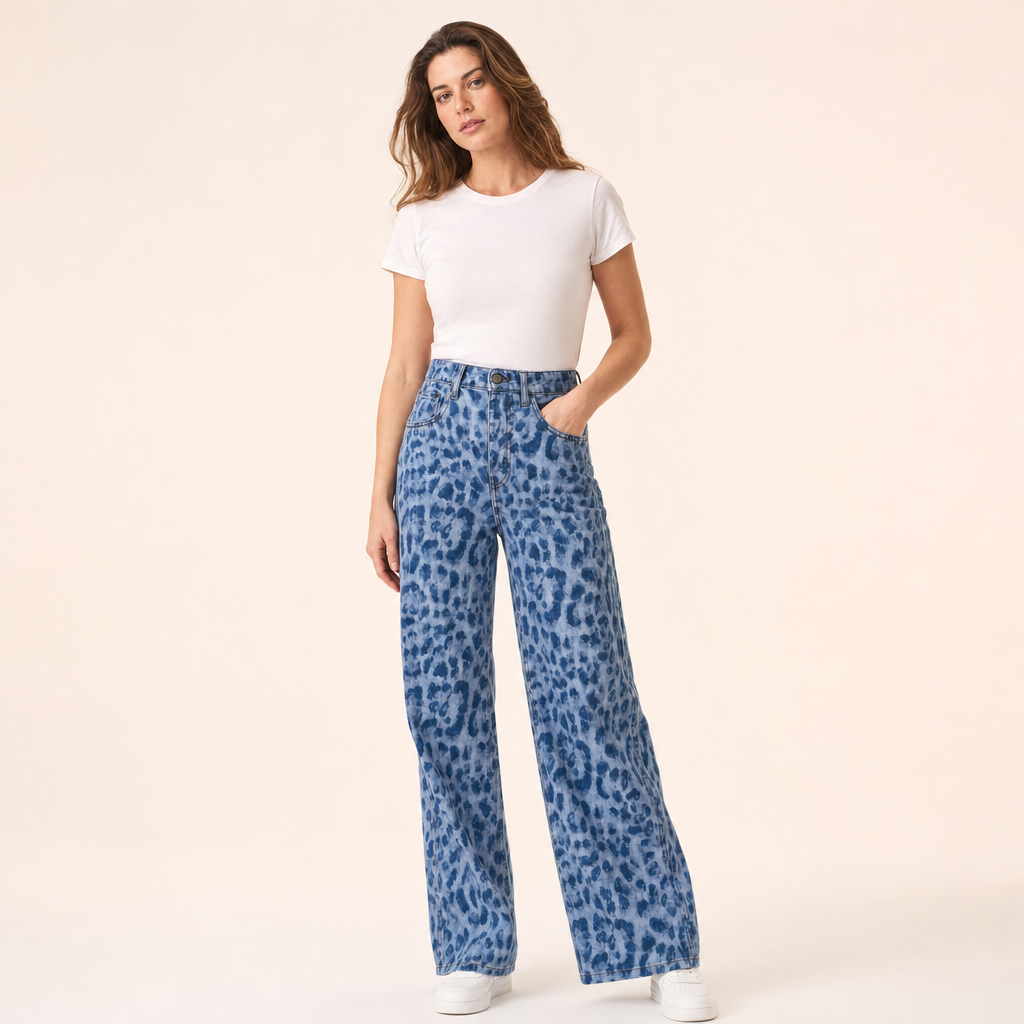 Wide-leg jeans in blauw op model in de studio
