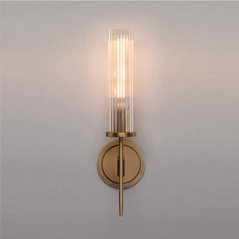 KopraLux – Moderne Wandlamp – Met Geribbeld Glas en Warme Koperen Afwerking