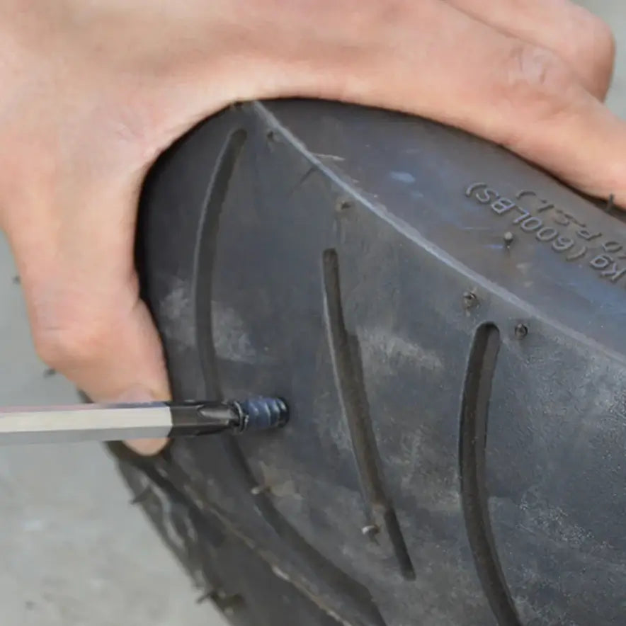 Professionele Lekke Band Repareerset | Banden Vuller Set | Vakantiekit voor Elk Voertuig | Geschikt voor Grote & Kleine Banden | Eenvoudig in Gebruik | Rubberen Reparatie Spijkers met Vacuümafdichting